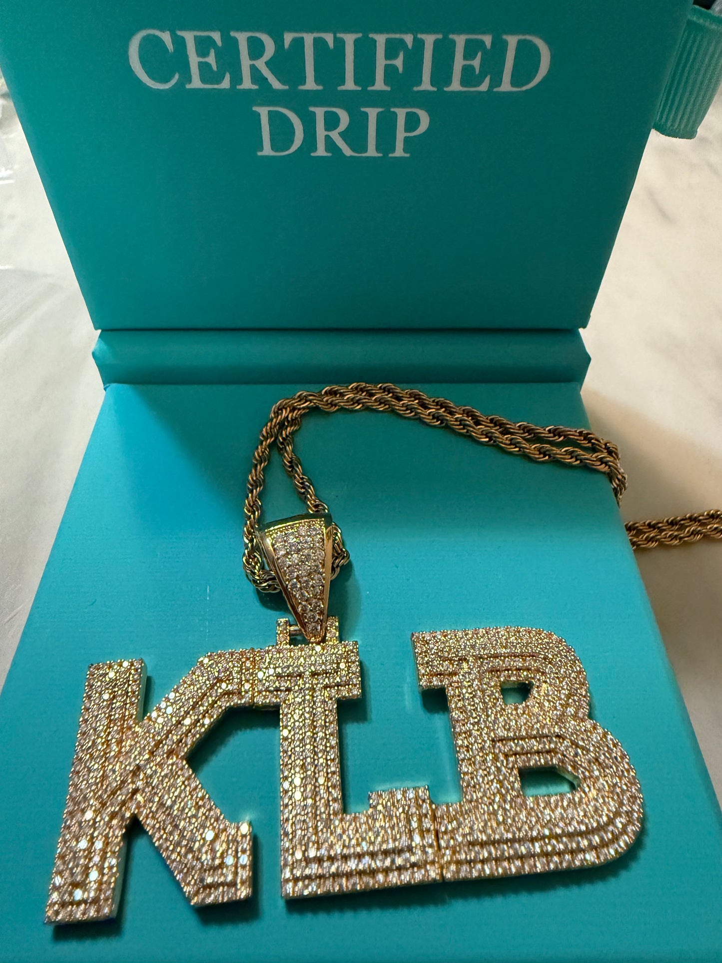 Icy Cravejado Custom Name Necklace
(Ships in 2-4 weeks)