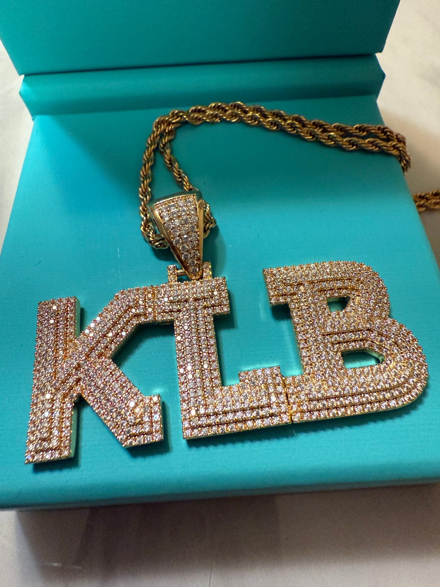 Icy Cravejado Custom Name Necklace
(Ships in 2-4 weeks)