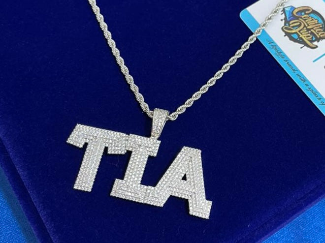 Icy Cravejado Custom Name Necklace
(Ships in 2-4 weeks)