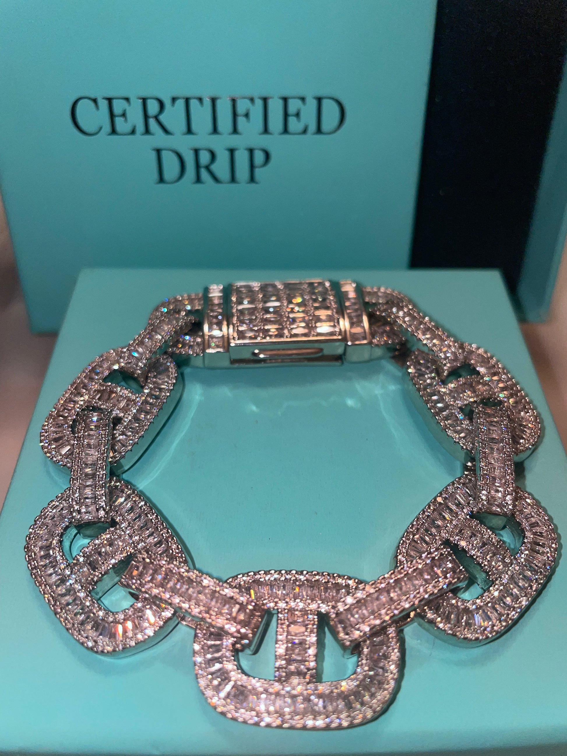 Baguette prong shop link chain